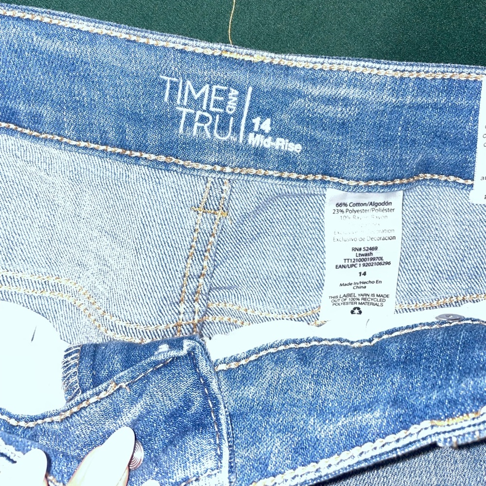 Mid Rise shorts - Picture 2 of 3